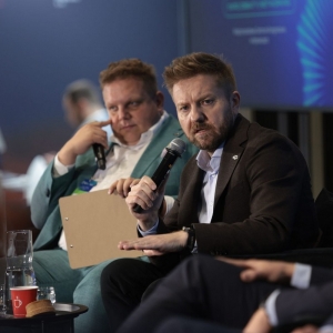 Bartosz Fedurek, prezes PGE Baltica w panelu „Offshore: druga faza i local content” podczas Energy Days. Z lewej Jakub Budzyński, prezes Polskiej Izby Morskiej Energetyki Wiatrowej (PIMEW). Fot. PGE Polska Grupa Energetyczna