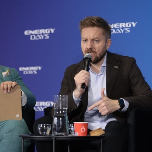 Bartosz Fedurek, prezes PGE Baltica w panelu „Offshore: druga faza i local content” podczas Energy Days. Z lewej Jakub Budzyński, prezes Polskiej Izby Morskiej Energetyki Wiatrowej (PIMEW). Fot. PGE Polska Grupa Energetyczna