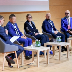 Od lewej: Adam Niklewski, Krzysztof Czerski, Ewa Kruchelska, Szymon Dołżonek, Piotr Kabaciński. Fot. Mieszko Piętka/AKPA