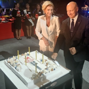 Dariusz Doskocz - dyrektor naczelny, Aleksandra Turbaczewska - pełnomocnik dyrektora naczelnego Polskiej Żeglugi Morskiej i… okazały tort na 75 lecie firmy.