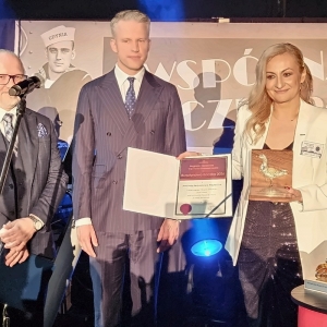 Prezes Nauty Monika Kozakiewicz ze Specjalną Bursztynową Kaczką dla stoczni, świętującej 100 lat działalności.