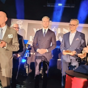Jan Van Mossevelde, prezes Baltic Hub z Bursztynową Statuetką od Portu Gdańsk.