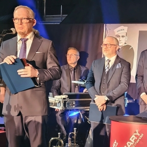 Prezes HES Gdynia Bulk Terminal Tomasz Pietrewicz z Bursztynowym Jajkiem.