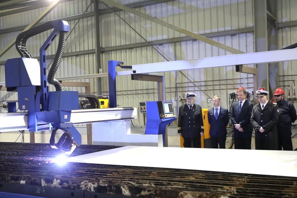 Palenie pierwszych blach czwartego z serii niszczyciela min typu Kormoran II