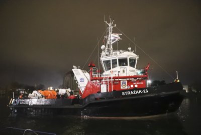 Statek pożarniczy 'Strażak-28' płynie do Szczecina