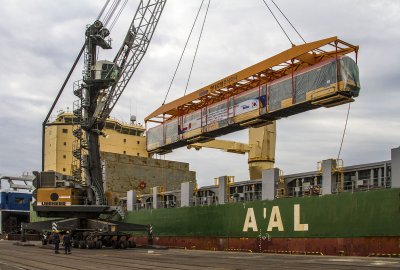 Wyładunek dwóch pierwszych tramwajów dla Warszawy w Porcie Gdynia