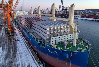 Dostawa łopat śmigieł turbin wiatrowych wpłynęła do Portu Gdynia