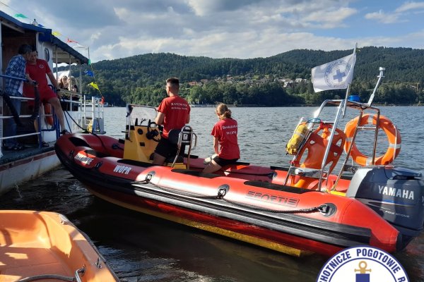 Awaria statku na Jeziorze Żywieckim. WOPR ewakuowało 11 osób