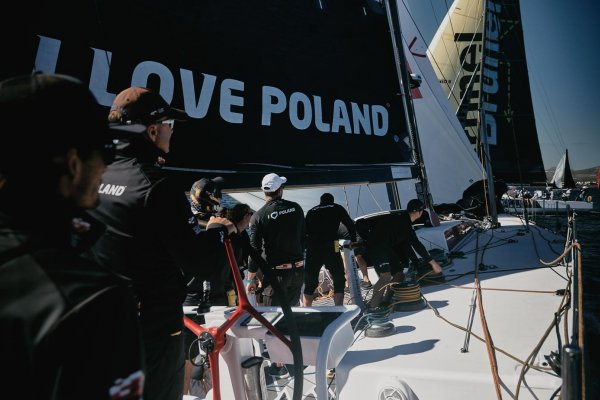 PFN: jacht I Love Poland płynie w regatach transatlantyckich