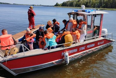 Ewakuacja pasażerów (Fot.: Morska Służba Poszukiwania i Ratownictwa / Twitter) Galeon osiadł na mieliźnie na Zalewie Kamieńskim