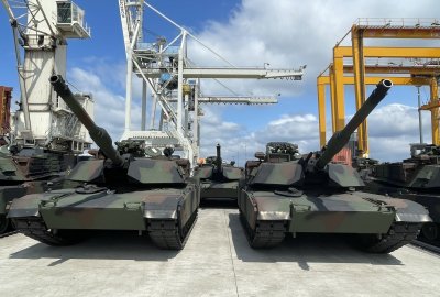 Premier: pierwsze 14 czołgów Abrams jest rozładowywanych w porcie w Szcz...