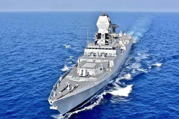 Indyjski okręt zbliża się do statku porwanego przez somalijskich piratów