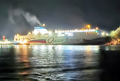 Prom Queen Jenuvia II wpłynął na skały u wybrzeży Korei Płd.