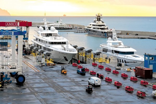 System wózków Enerpac dla stoczni remontowej Amico zajmującej się remontami super i meg...