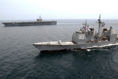 USS Ronald Reagan i USS Vicksburg w Zatoce Perskiej (Fot.: Wikimedia Commons)