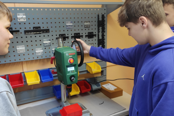 Zespół Szkół Ogólnokształcących i Technicznych w Ustce ma nową pracownię dla młodych te...