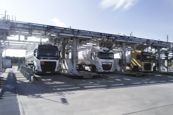 W terminalu LNG w Świnoujściu załadowano gazem skroplonym pierwszy w historii ISO-konte...