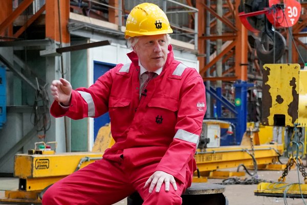 Boris Johnson w uratowanej przez InfraStrata, stającej się częścią grupy Harland & Wolf...