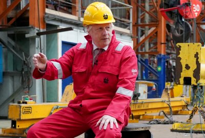 Boris Johnson w uratowanej przez InfraStrata, stającej się częścią grupy...