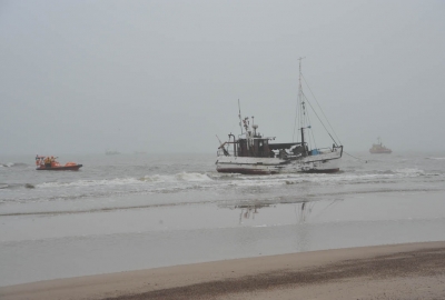 Kuter rybacki zdryfował na plażę koło Ustki