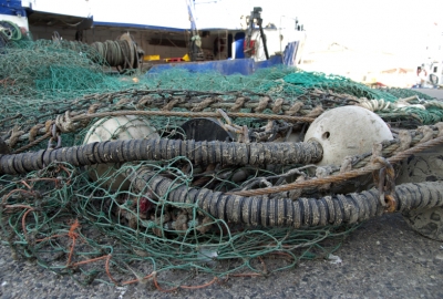 Blisko 3 tony wyciągniętych zagubionych sieci rybackich na wybrzeżu