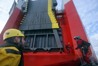 Greenpeace zakłóca eksploatację statku z polską załogą i pracę portu w A...