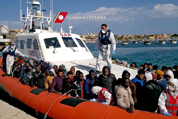 Włochy: dwa statki zabrały 450 migrantów z kutra i czekają na wskazanie portu