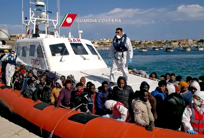 Włochy: dwa statki zabrały 450 migrantów z kutra i czekają na wskazanie ...