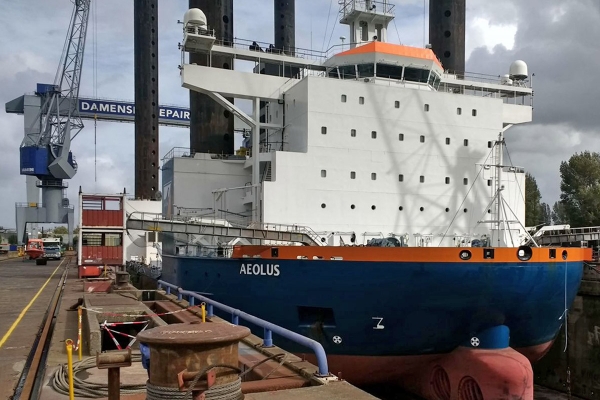 Huragan powalił dużą stoczniową suwnicę bramową w Rotterdamie