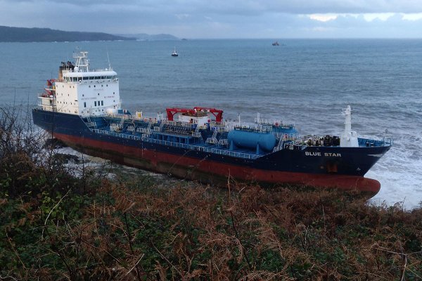 Po pożarze w siłowni statek osiadł na mieliźnie u skalistego brzegu Hiszpanii