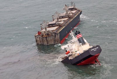Statek złamał się na dwie części; doszło do wycieku ropy