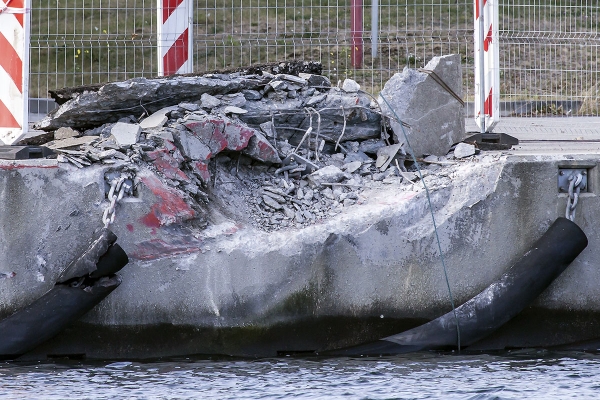 Samochodowiec Elbe Highway uszkodzony na obrotnicy w Nowym Porcie