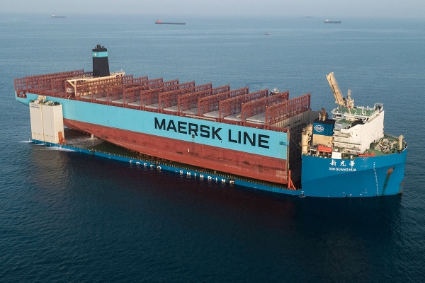 Na pokładzie ciężarowca płynie część uszkodzonego w pożarze statku Maersk Honam