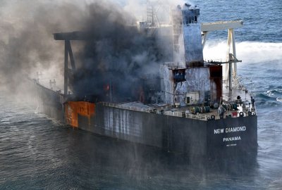 Ogień na supertankowcu New Diamond pod kontrolą, statek holowany na otwa...