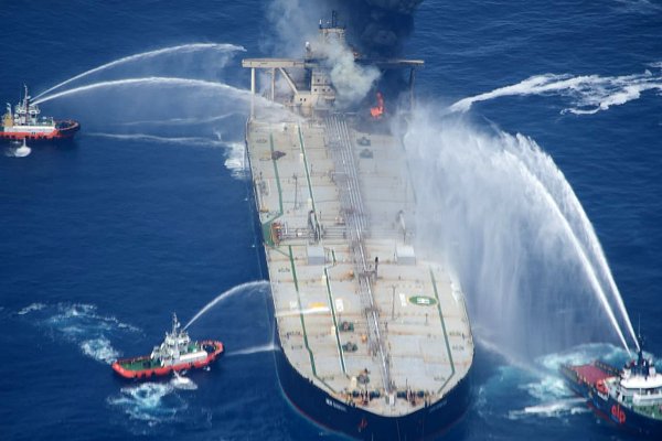 Doszło do rozlewu olejowego, po ponownym ugaszeniu ognia na VLCC New Diamond