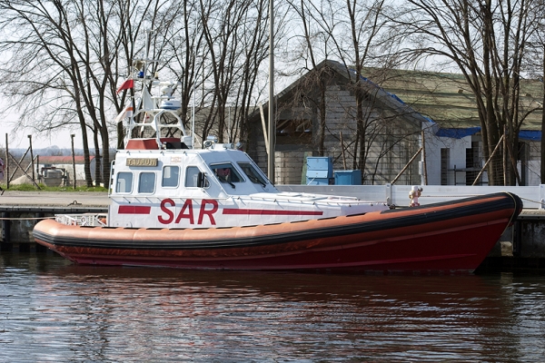 Sztormowe fale zmyły z falochronu mężczyznę