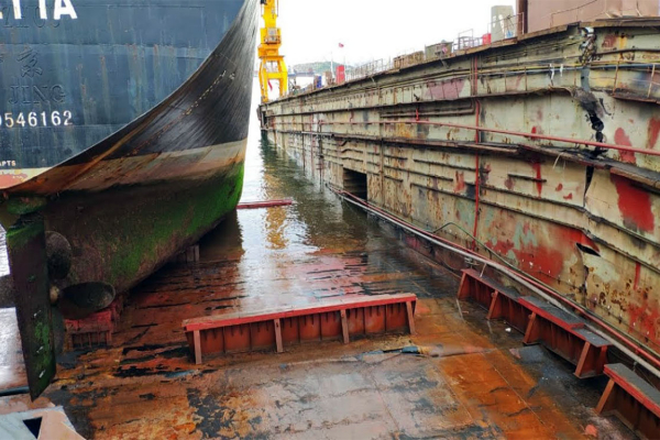 Kolejny wypadek z dokiem pływającym - tym razem w Turcji [VIDEO]