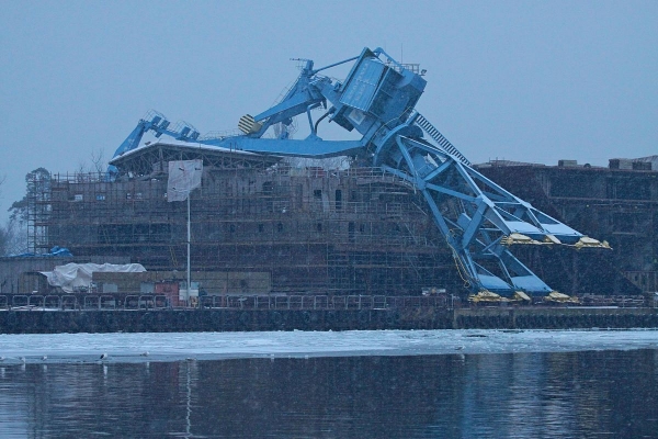 Trwa akcja podnoszenia żurawia w Stoczni Wisła