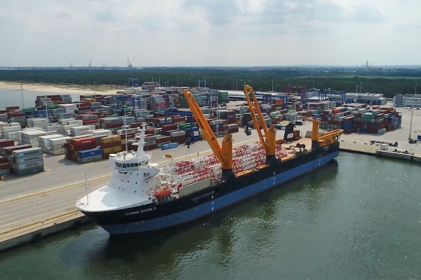 Nowe wielkie suwnice dostarczone w częściach do DCT Gdansk [video]