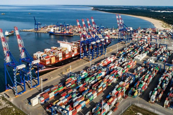 Przeładunki kontenerów: Polska - nr 1 na Bałtyku, Gdańsk - nr 15 w Europie w 2019 r....