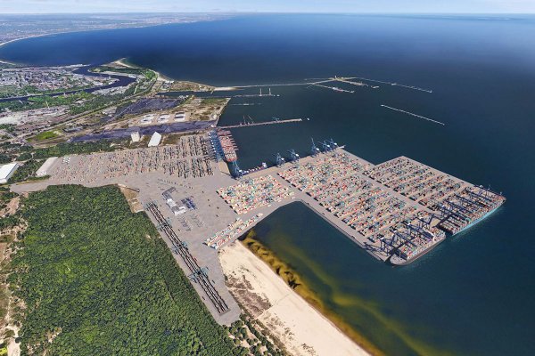 EBOiR pożyczy 100 mln euro, BGK 154 mln na budowę trzeciego terminalu kontenerowego w D...