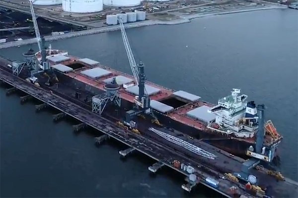 Gdańsk: Rozładunek rudy żelaza przy pirsie z nazwy rudowym, w praktyce dotąd - węglowym...