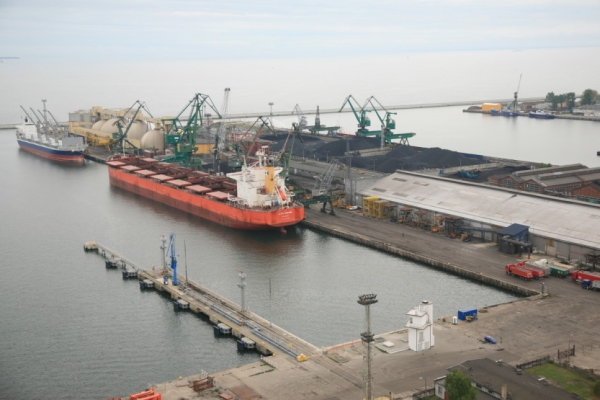 Gdynia: Port z niewielkim spadkiem przeładunków w 2015 roku