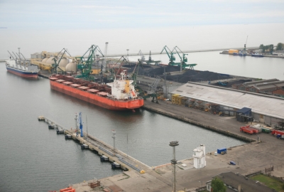 Gdynia: Port z niewielkim spadkiem przeładunków w 2015 roku