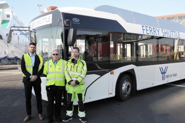 Elektryczny autobus Solarisa wozi pasażerów promów w szwedzkim porcie w Ystad