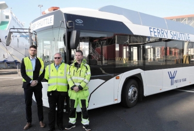 Elektryczny autobus Solarisa wozi pasażerów promów w szwedzkim porcie w ...