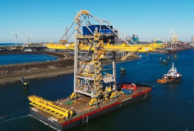 Wielki ship unloader Famaka dotarł na miejsce pracy w Holandii [VIDEO]