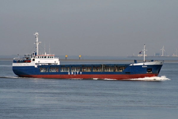 W Danii, przy niskim stanie wody, blisko brzegu utknął polski statek Raba [VIDEO]