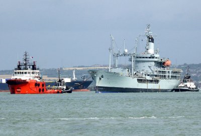 Służące niegdyś Royal Navy zbiornikowce w drodze na złom na holach statk...