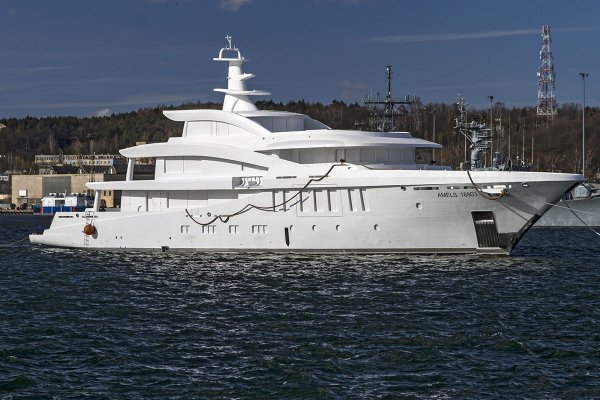Kolejny częściowo wyposażony superjacht z Gdyni w drodze do Niderlandów